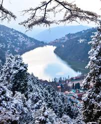Best Places in Uttarakhand in this image nainital lake of Uttarakhand is shown